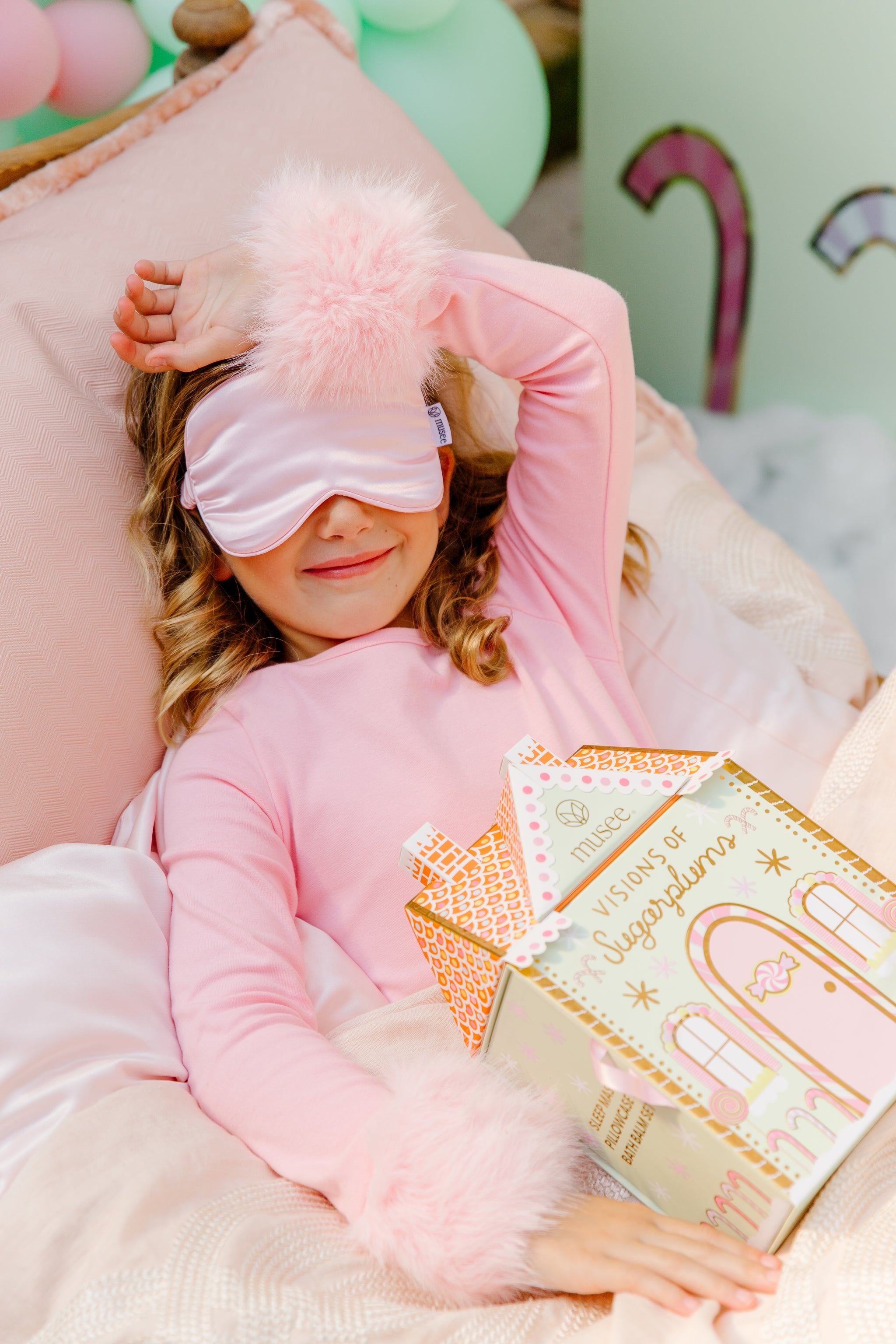 MUSÉE COSME 23点セット Visions of Sugarplums Bath Balm, Pillowcase & Eye Mask Set – Musee